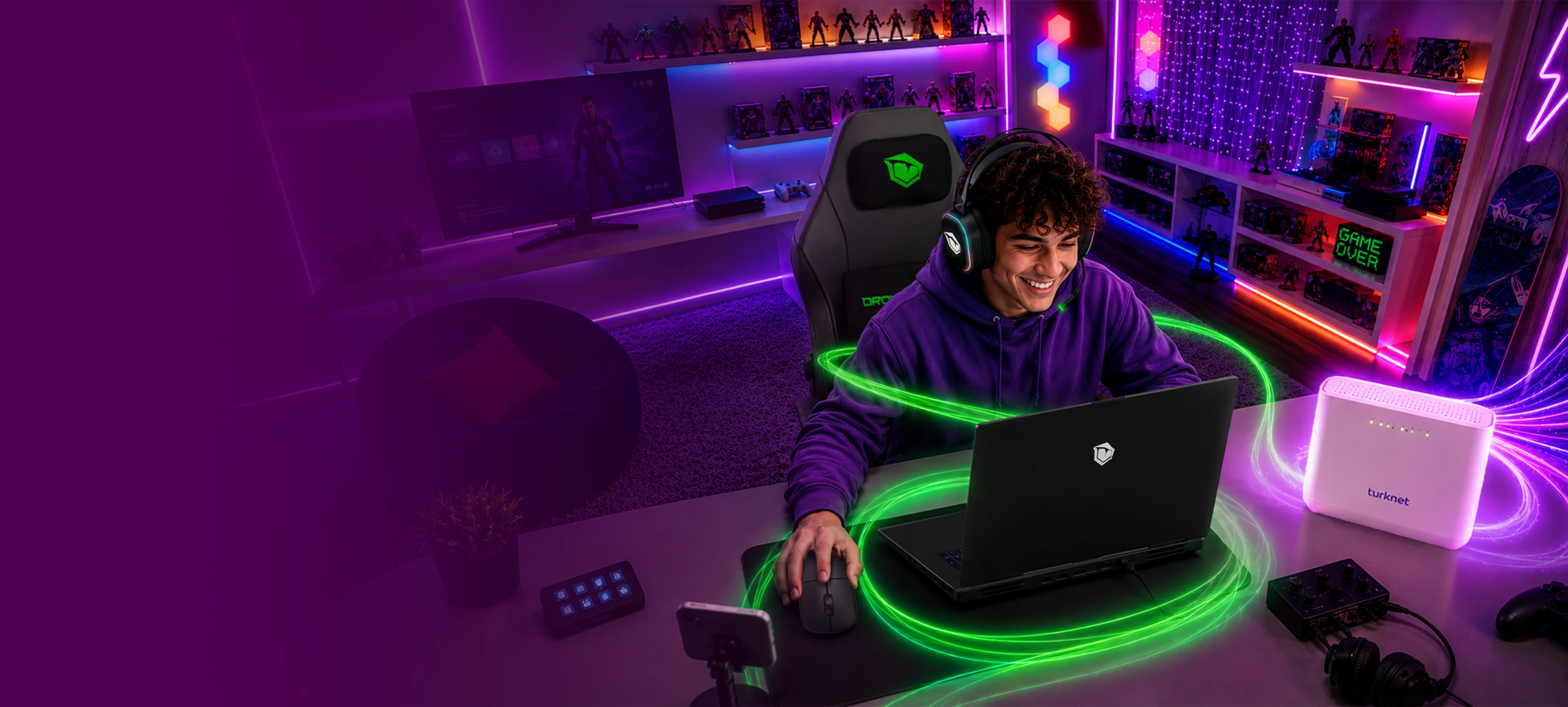 Monster Notebook kullanan gamer ve Turknet internet
