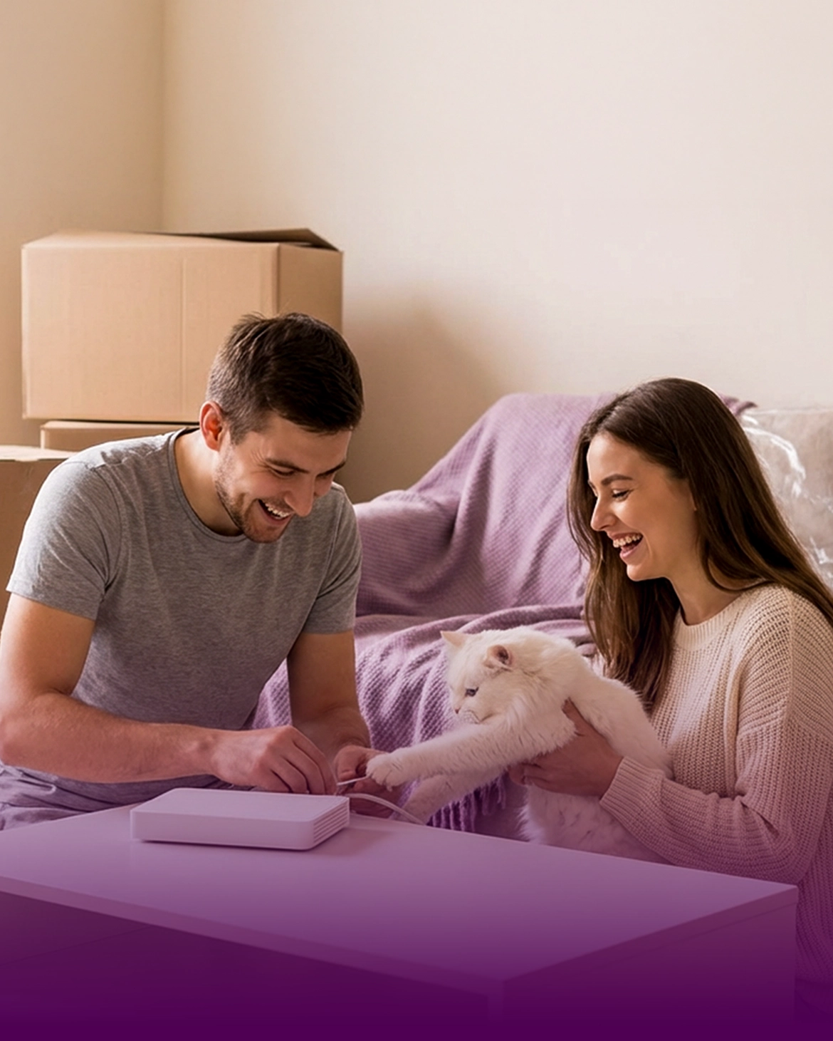 Yeni evinde modem kurulumu yapan mutlu çift ve evcil kedi